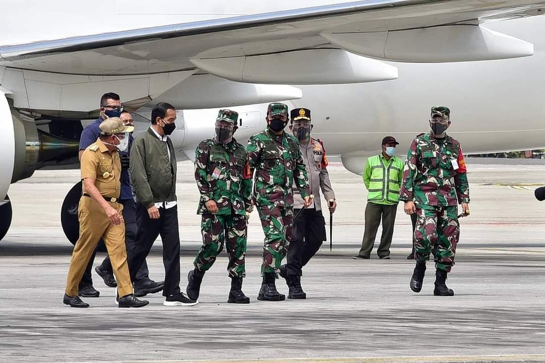 Presiden Republik Indonesia Joko Widodo (Jokowi) tiba di Bandar Udara (Bandara) Kualanamu, Kabupaten Deliserdang