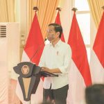 Bersama Gubsu, Edy Rahmayadi, kepala daerah kabupaten/kota, dan unsur Forkopimda Sumut, Wali Kota Medan, Bobby Nasution mendengarkan pengarahan Presiden Joko Widodo (Jokowi) di Aula T. Rizal Nurdin Rumah Dinas Gubsu