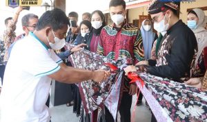 Wali Kota Binjai Drs. H. Amir Hamzah, M.AP meresmikan pembukaan Warung Anak Desa yang berada di Jl. Gatot Subroto No.40 Kel. Limau Mungkur, Kecamatan Binjai Barat