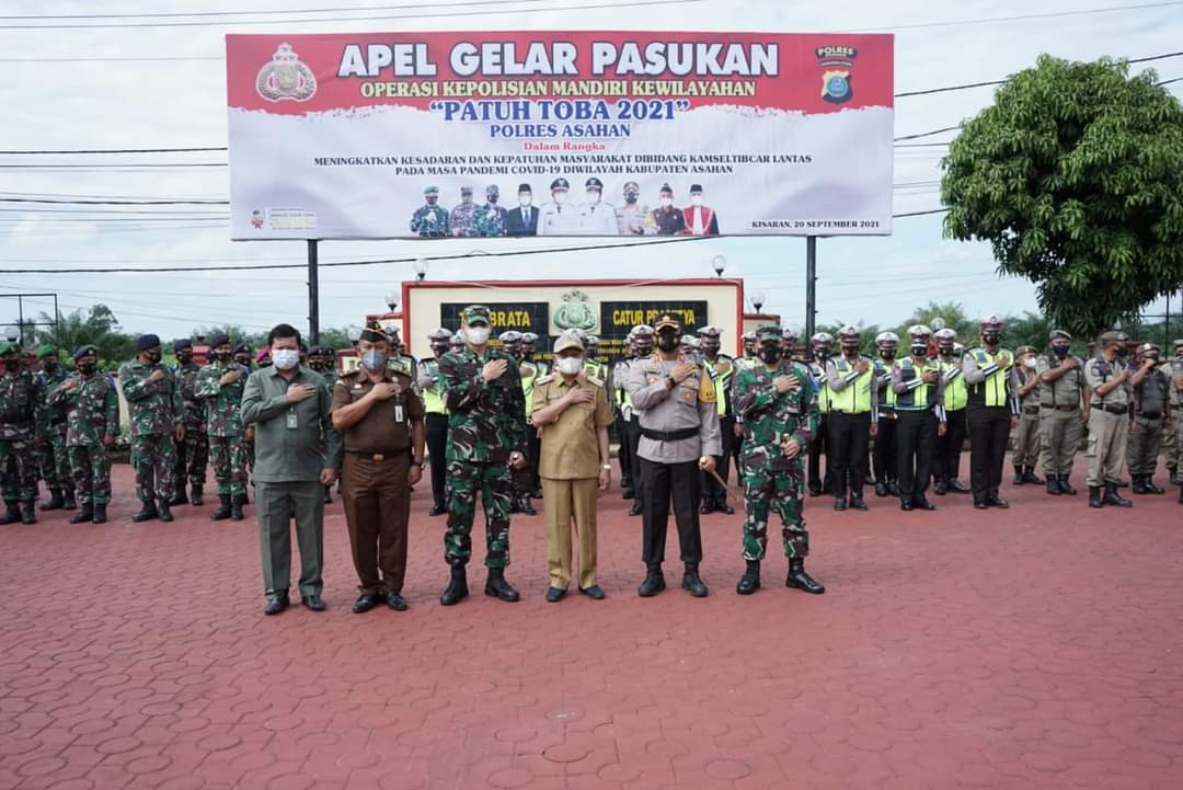 Kapolres Asahan AKBP Putu Yudha Prawira, SIK, MH memimpin Apel Gelar Pasukan Operasi Patuh Toba 2021, di halaman Apel Mapolres Asahan