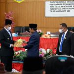 Wakil Bupati Pakpak Bharat H. Mutsyuhito Solin,Dr,M.PD bersama Sekretaris Daerah, Sahat Banurea S.Sos, M.Si menghadiri Sidang Rapat Paripurna DPRD di Ruang Paripurna Dewan Perwakilan Rakyat Daerah Pakpak Bharat