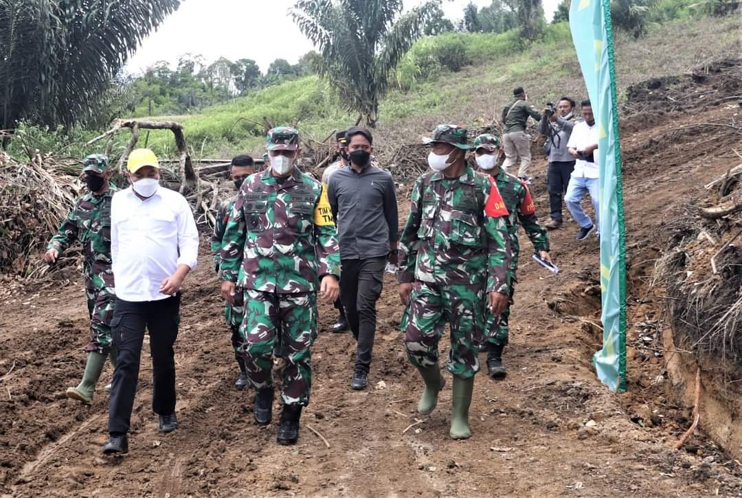 Tim Pengawas dan Evaluasi (Wasev) Mabesad Mayjen TNI Gamal Haryo Putro, S.I.P., M. Hum., M.S.S tinjau lokasi TMMD ke-112 Kodim 0206/Dairi di Desa Aornakan II menuju Desa Kecupak I Kecamatan PGGS, Kabupaten Pakpak Bharat, Kamis (23/09/2021). 