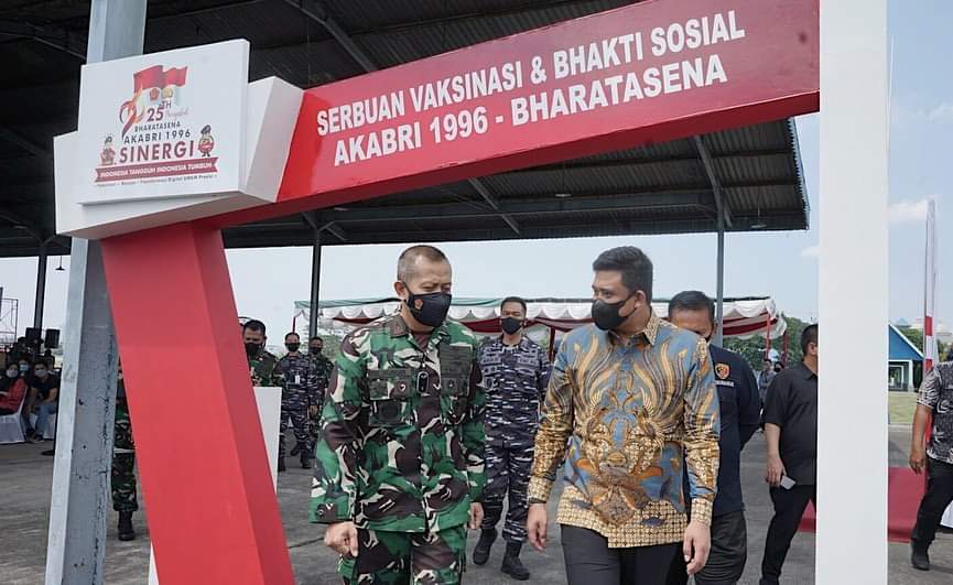  Wali Kota Medan Bobby Nasution meninjau pelaksanaan serbuan Vaksinasi massal yang digelar AKABRI 1996-Bharatasena di Shelter Lanud Soewondo Medan, Kamis (23/9/2021). 