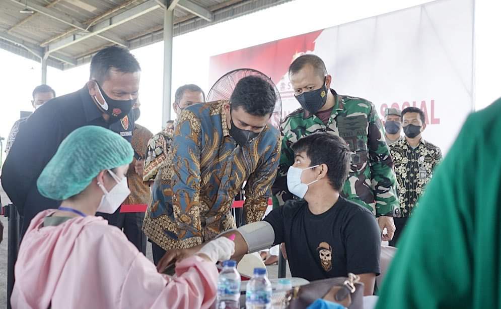  Wali Kota Medan Bobby Nasution meninjau pelaksanaan serbuan Vaksinasi massal yang digelar AKABRI 1996-Bharatasena di Shelter Lanud Soewondo Medan, Kamis (23/9/2021). 