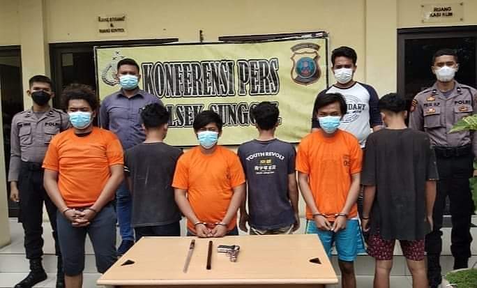 Tim Reskrim Polsek Medan Sunggal, Polrestabes Medan berhasil menangkap 6 kawanan geng motor yang merusak warung ayam panyet di kawasan Simpang Pemda, Kelurahan Sempakata, Kecamatan Medan Selayang.