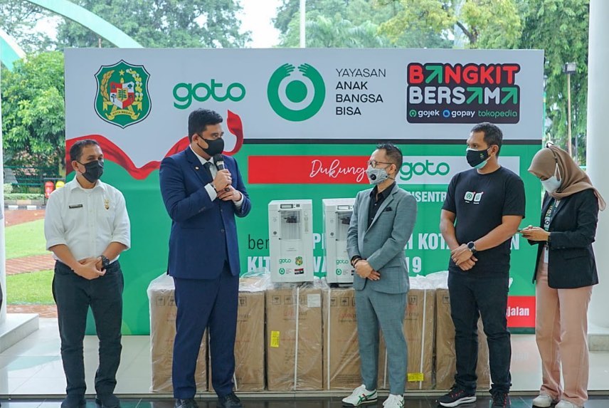 Wali Kota Medan Bobby Nasution mengucapkan terima kasih kepada Gojek dan Tokopedia (Goto) yang telah menyerahkan bantuan berupa 15 unit oksigen konsentrator untuk kepada masyarakat Medan melalui Pemko