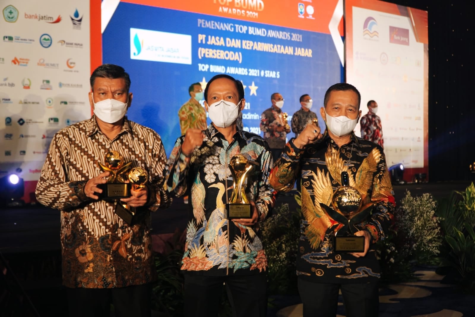 Gubernur Sumatera Utara Edy Rahmayadi kembali meraih penghargaan Top Pembina BUMD 2021 pada Ajang TOP BUMD Awards 2021