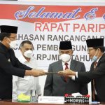 Bupati Humbang Hasundutan Dosmar Banjarnahor, SE dan Ketua DPRD Ramses Lumbangaol, SH menandatangani keputusan persetujuan bersama penetapan Rancangan Peraturan Daerah (Ranperda) tentang Rencana Pembangunan Jangka Menengah Daerah (RPJMD) Tahun 2021-2026