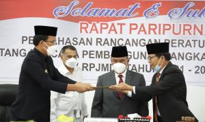 HUMBAHAS 01 Bupati Humbang Hasundutan Dosmar Banjarnahor, SE dan Ketua DPRD Ramses Lumbangaol, SH menandatangani keputusan persetujuan bersama penetapan Rancangan Peraturan Daerah (Ranperda) tentang Rencana Pembangunan Jangka Menengah Daerah (RPJMD) Tahun 2021-2026