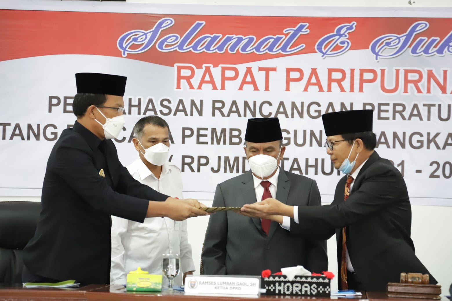 Bupati Humbang Hasundutan Dosmar Banjarnahor, SE dan Ketua DPRD Ramses Lumbangaol, SH menandatangani keputusan persetujuan bersama penetapan Rancangan Peraturan Daerah (Ranperda) tentang Rencana Pembangunan Jangka Menengah Daerah (RPJMD) Tahun 2021-2026