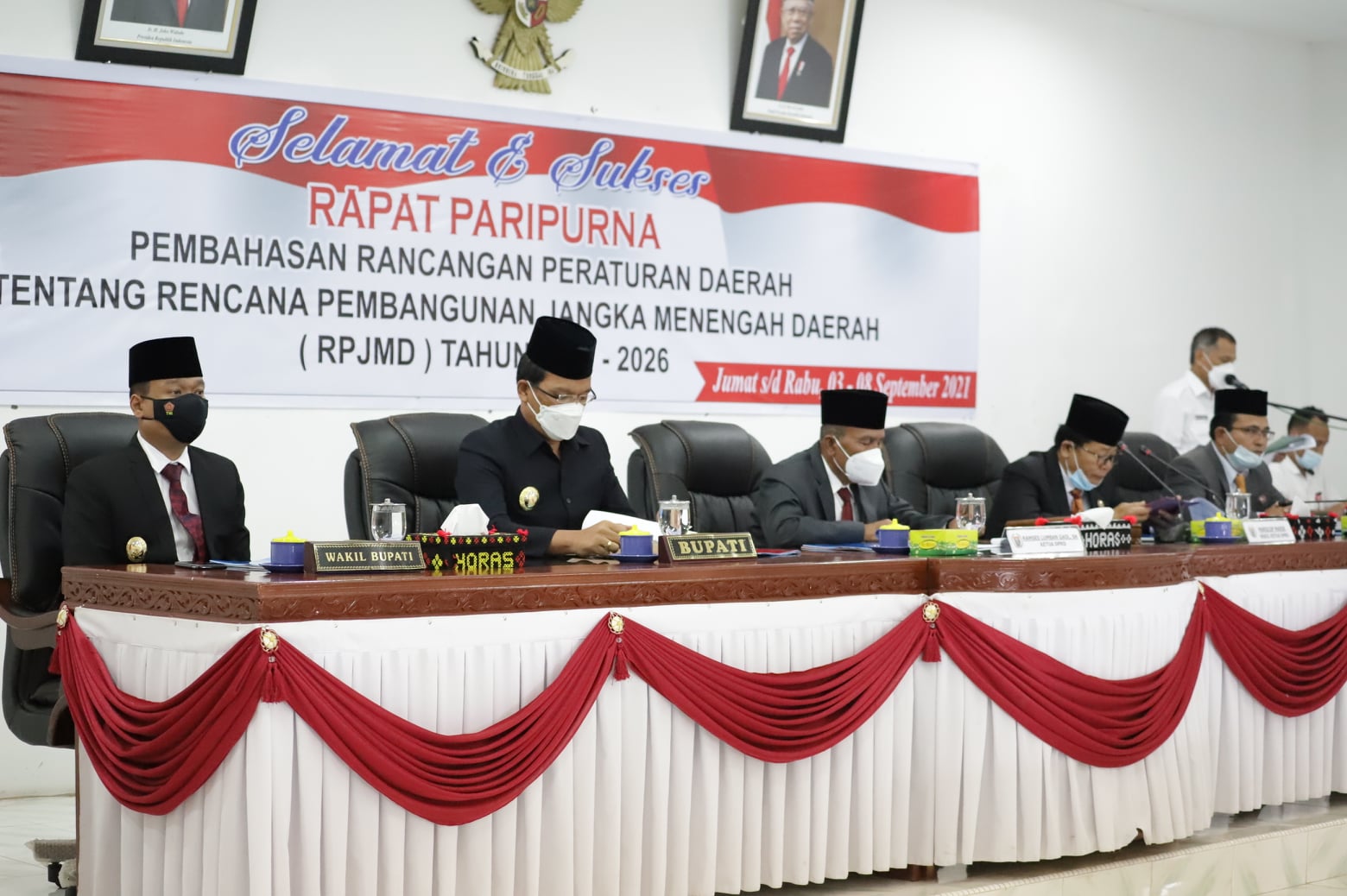 Bupati Humbang Hasundutan Dosmar Banjarnahor, SE dan Ketua DPRD Ramses Lumbangaol, SH menandatangani keputusan persetujuan bersama penetapan Rancangan Peraturan Daerah (Ranperda) tentang Rencana Pembangunan Jangka Menengah Daerah (RPJMD) Tahun 2021-2026