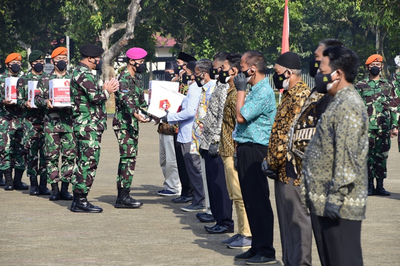 Dalam rangka menyambut peringatan Hari Ulang Tahun (HUT) ke-76 Tentara Nasional Indonesia (TNI) yang jatuh pada tanggal 5 Oktober 2021 mendatang, Tentara Nasional Indonesia menggelar kegiatan Bakti Sosial (Baksos) di seluruh Indonesia yang melibatkan satuan-satuan TNI di wilayah