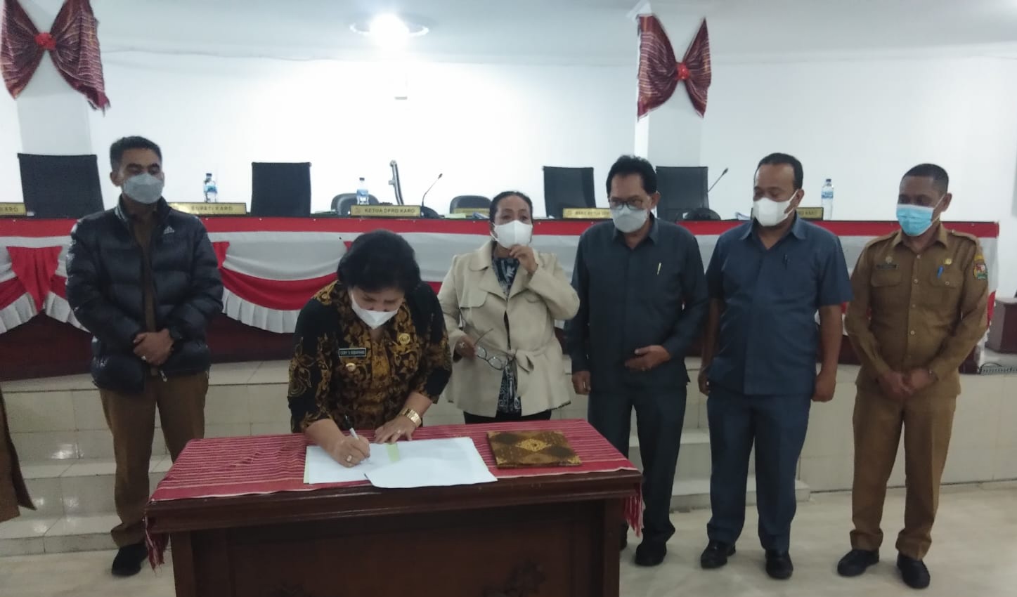 Perubahan Anggaran Pendapatan Belanja Daerah (P-APBD) Kabupaten Karo Tahun Anggaran (TA) 2021 disetujui dan disahkan menjadi peraturan daerah (Perda) dalam rapat paripurna DPRD Kabupaten Karo, di Gedung DPRD Jalan Veteran Kabanjahe, Selasa (28/09/2021).