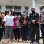 Ketua Tim Penggerak PKK Kabupaten Pakpak Bharat, Ny. Juniatry Franc Bernhard Tumanggor bersama Camat Salak Sahat Boangmanalu, MM dan Kepala Puskesmas Salak Sudi Anto Bancin, SKM mengunjungi Desa Kuta Tinggi