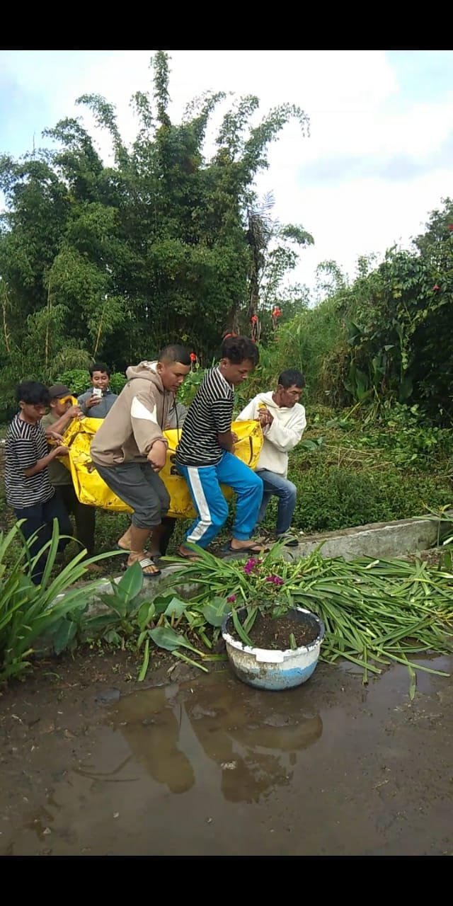 Tiga pekerja proyek pembangunan penahan tebing jalan dan saluran air meninggal tertimbun longsor di Desa Sugihen Kecamatan Dolat Rakyat, Kabupaten Karo, Sumatera Utara.