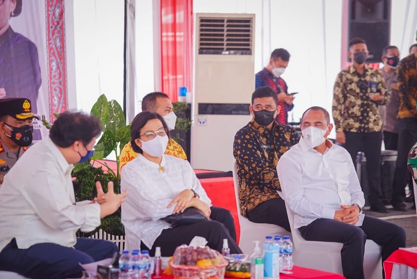 Wali Kota Medan Bobby Nasution menghadiri acara penyaluran Bantuan Tunai bagi Pedagang Kaki Lima dan Warung (BT PKLW) di Mapolrestabes Medan