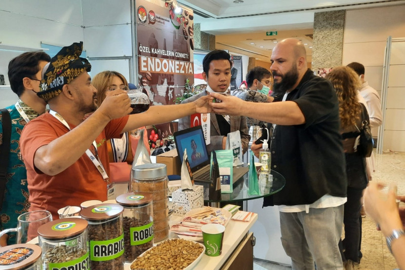 Pebisnis kopi Indonesia meraih komitmen pembelian 30 kontainer kopi atau sekitar 600 ton biji kopi Nusa Tenggara Timur (NTB) melalui pameran Coffex Istanbul di Turki