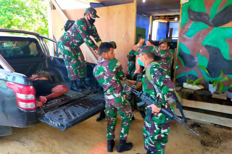 Sebanyak empat anggota TNI Angkatan Darat ditemukan meninggal dunia akibat diserang oleh sekelompok kelompok orang tidak (OTK) dikenal di Posramil Kisor Distrik Aifat Selatan, Kabupaten Maybrat, Papua Barat, Kamis (2/9/2021) pukul pukul 03.00 WIT