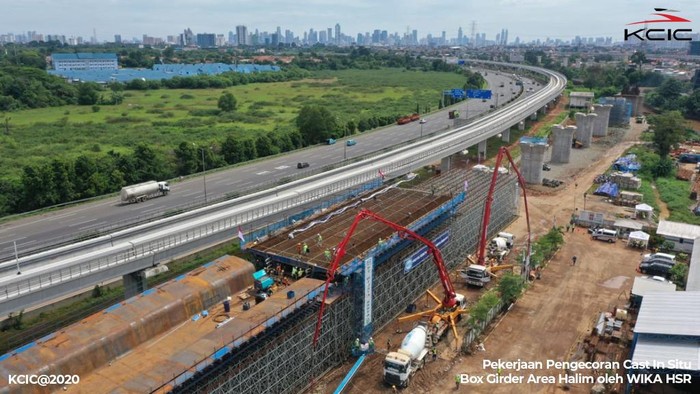 Biaya proyek kereta cepat Jakarta-Bandung kembali membengkak. Hitungan terakhir dari PT KAI (Persero), biaya membengkak dari sekitar US$ 6,07 miliar atau sekitar Rp 85 triliun (kurs Rp 14.200), kini menjadi US$ 7,97 miliar atau sekitar Rp 113 triliun.