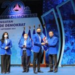 Ketua Umum DPP Partai Demokrat Agus Harimurti Yudhoyono ( AHY ) menganugerahkan penghargaan (award) kepada 35 pendiri dan fungsionaris senior Partai Demokrat dalam puncak Peringatan Dua Dekade Partai Demokrat