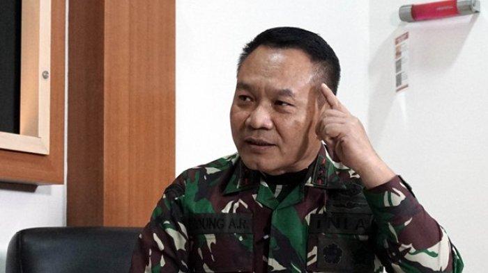 Pangkostrad Letjen TNI Dudung Abdurachman membantah pernyataan mantan Panglima TNI Jenderal TNI (Purn) Gatot Nurmantyo yang menyebut TNI AD telah disusupi PKI. 