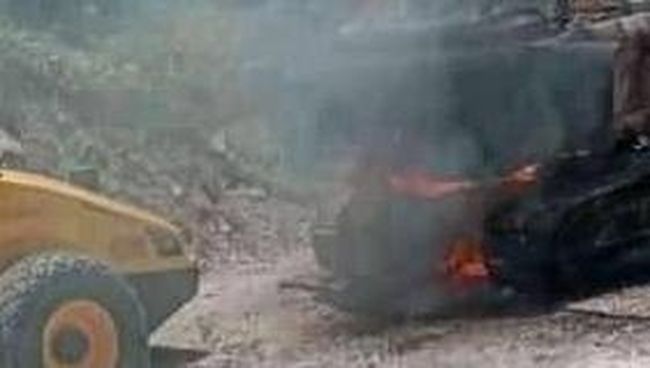 Kelompok Kriminal Bersenjata (KKB) membakar alat berat milik PT WIKA yang berada di kampung Mangabib, Distrik Oksebang, Kabupaten Pegunungan Bintang, Papua, Rabu (8/9).