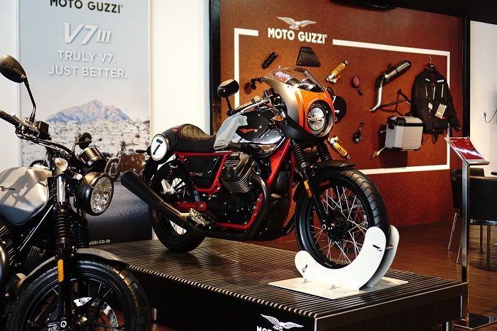 Vespa GAIA Moto sebagai diler premium Motoplex 4 brand pertama untuk Vespa, Piaggio, Aprilia dan Moto Guzzi di Indonesia, menyerahkan unit perdana sepeda motor terbaru, Moto Guzzi New V7 Stone untuk konsumen