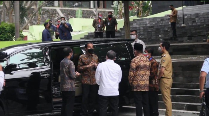 Presiden Joko Widodo dan putranya, Gibran Rakabuming Raka yang menjabat Wali Kota Solo akhirnya tampil bersama dalam sebuah forum resmi. Meski hanya sebentar, Gibran mengaku sempat mendapatkan masukan dari Jokowi