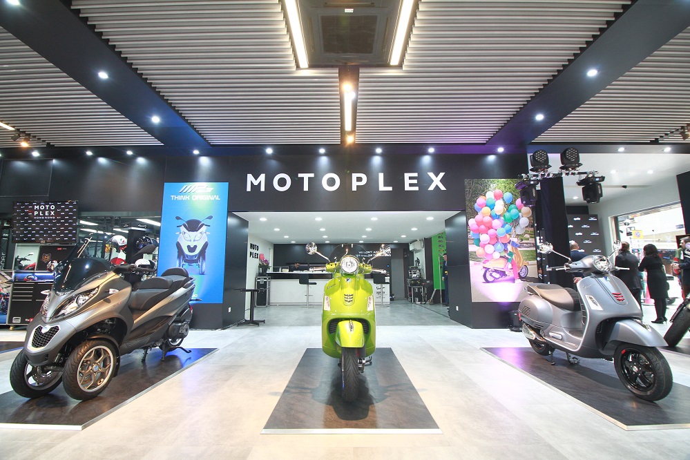 Vespa GAIA Moto sebagai diler premium Motoplex 4 brand pertama untuk Vespa, Piaggio, Aprilia dan Moto Guzzi di Indonesia, menyerahkan unit perdana sepeda motor terbaru, Moto Guzzi New V7 Stone untuk konsumen