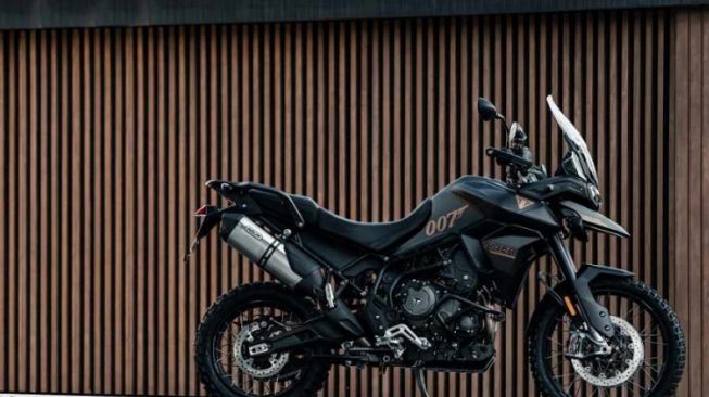 Pabrikan sepeda motor terbesar Inggris kini tengah merayakan kemitraannya yang berkelanjutan dengan franchise film James Bond. Mereka pun merilis Triumph Tiger 900 Edisi Bond