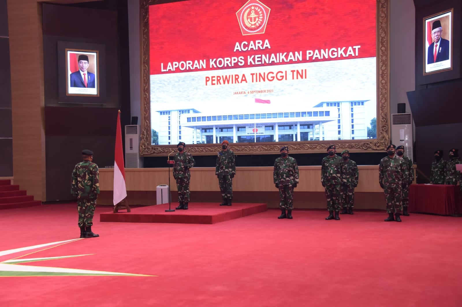 Panglima TNI Marsekal TNI Hadi Tjahjanto, S.I.P., menerima laporan Korps kenaikan pangkat 25 orang Perwira Tinggi (Pati) TNI di Aula Gatot Soebroto Mabes TNI, Cilangkap, Jakarta Timur