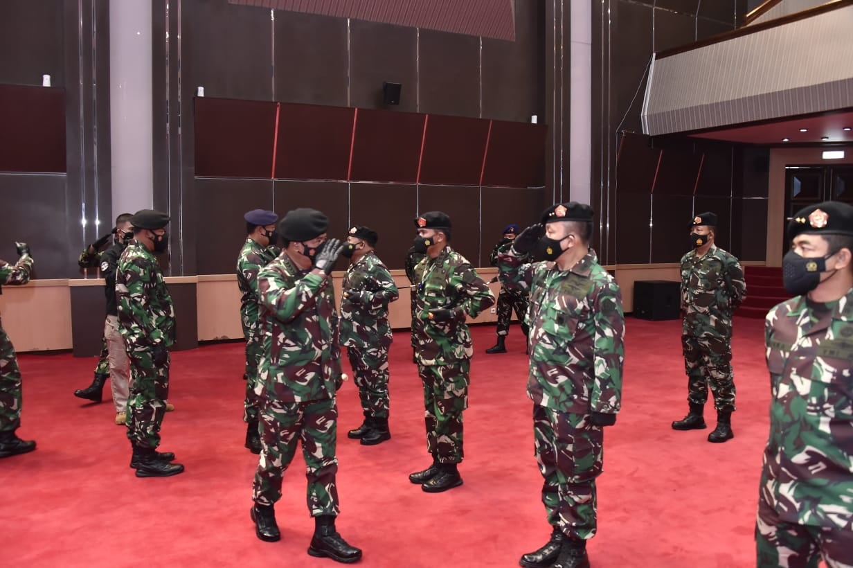 Panglima TNI Marsekal TNI Hadi Tjahjanto, S.I.P., menerima laporan Korps kenaikan pangkat 25 orang Perwira Tinggi (Pati) TNI di Aula Gatot Soebroto Mabes TNI, Cilangkap, Jakarta Timur