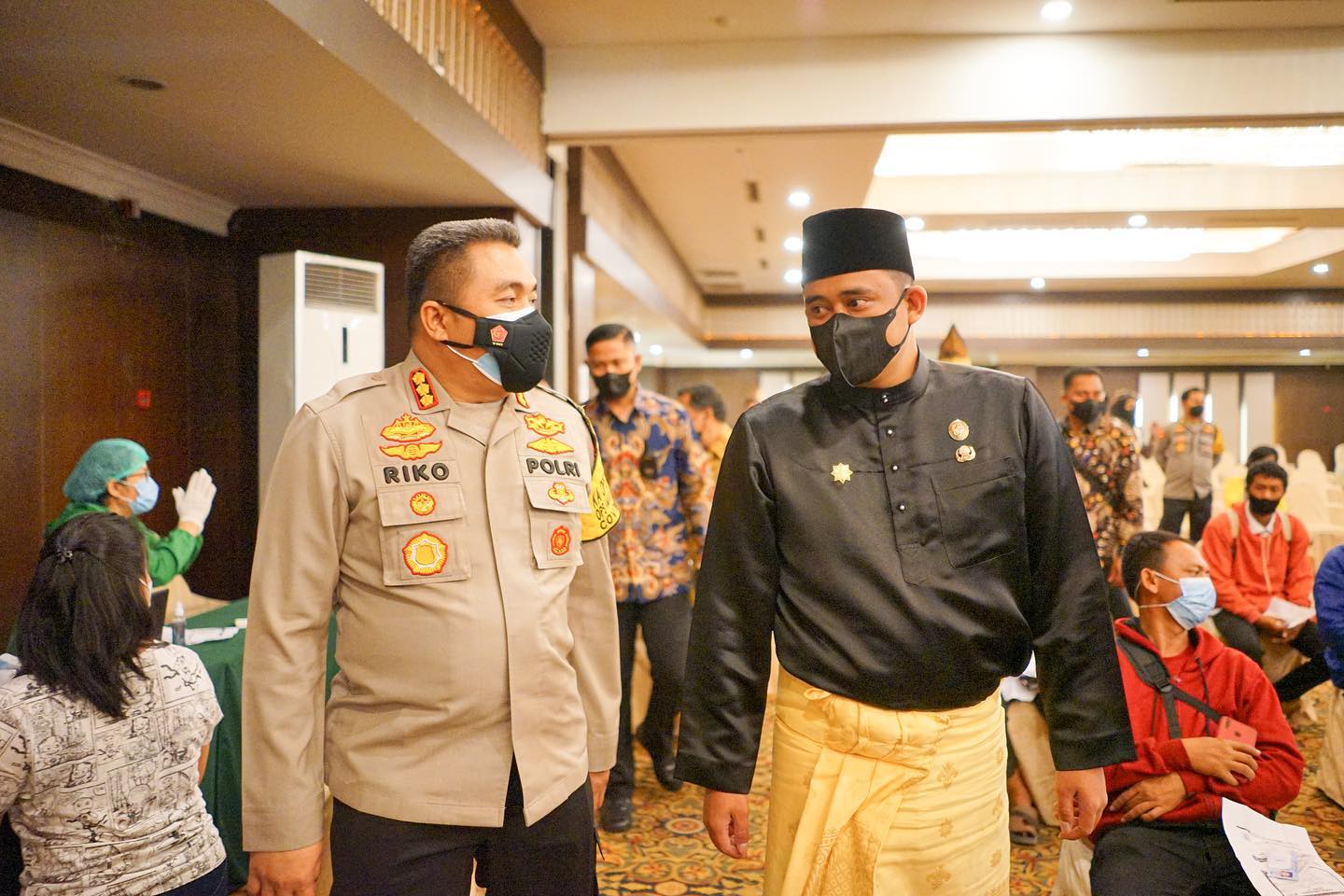Wali Kota Medan, Bobby Nasution meninjau pelaksanaan Vaksinasi yang digelar Alumni Akpol angkatan tahun 1995 di Ballroom Hotel Emerald Garden