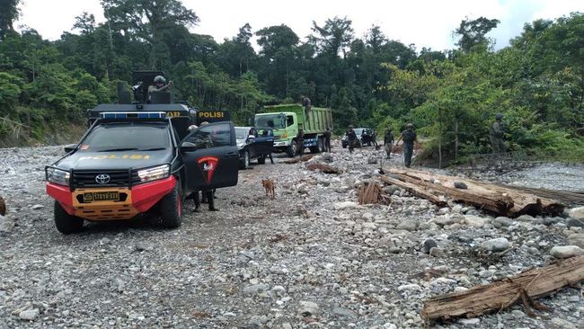 EB, Kepala Distrik Wusama, Yahukimo, Papua, ditangkap Tim Satgas Nemangkawi karena diduga menjadi otak dalam sejumlah aksi teror yang dilakukan oleh KKB
