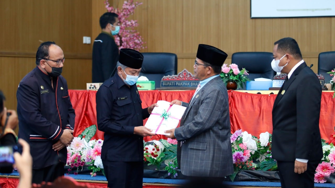 Sekretaris Daerah Pakpak Bharat menyampaikan pidato Nota Jawaban Bupati atas Pemandangan Umum Fraksi-Fraksi Dewan Perwakilan Rakyat Daerah dihadapan Sidang Paripurna DPRD Pakpak Bharat