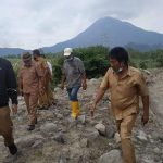 Badan Penanggulangan Bencana Daerah (BPBD) Kabupaten Karo dan Dinas PUPR langsung melakukan normalisasi aliran laharan Gunung Sinabung.
