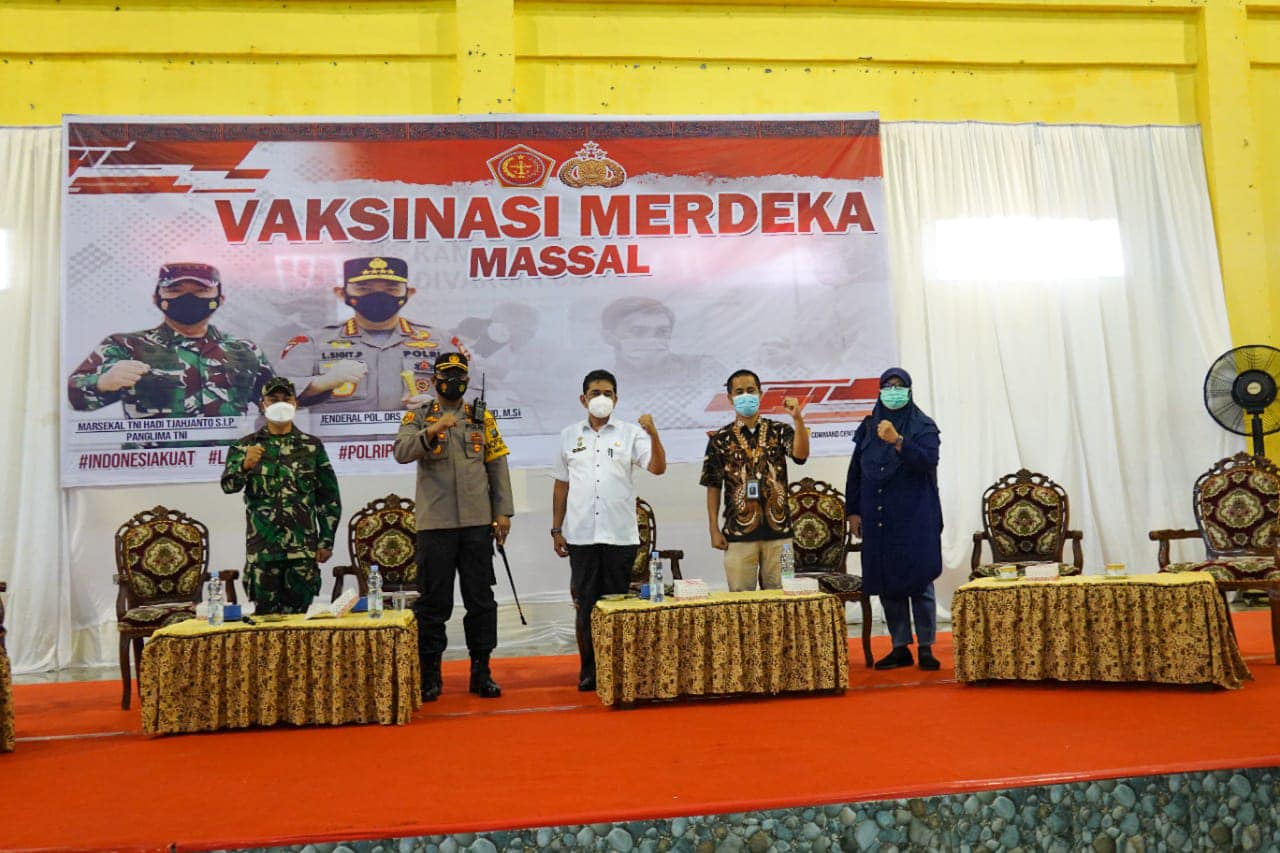 Kapolres AKBP Agus Sugiyarso, S.I.K bersama Sekdako Tebingtinggi Muhammad Dimiyathi S.Sos, M.TP dan Juru Bicara Satgas Covid-19 dr. Henny Sri Hartati pastikan pelaksanaan Vaksinasi Merdeka di GOR Asber Kota Tebing Tinggi berjalan sesuai protokol kesehatan