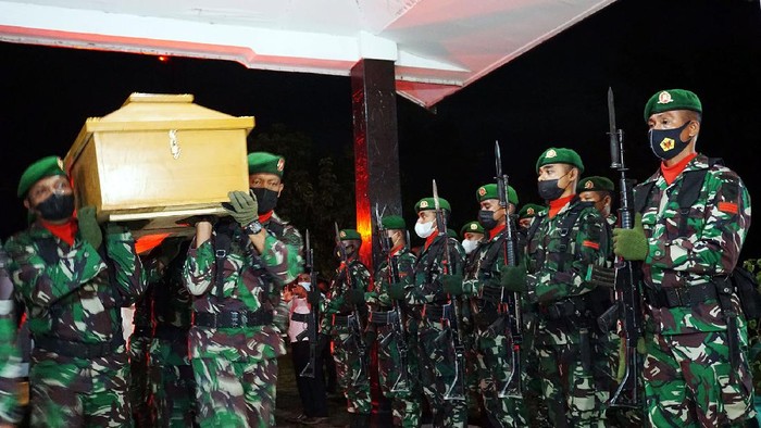 Kepolisian Daerah (Polda) Papua Barat merilis penangkapan lima anggota kelompok KNPB penyerang Posramil Kisor Maybrat yang menewaskan empat anggota TNI AD. Sementara, 14 orang buronan lainnya masih diburu