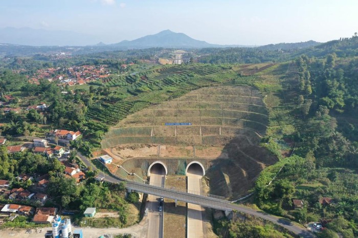 Kementerian Pekerjaan Umum dan Perumahan Rakyat (PUPR) melakukan percepatan pembangunan Tol Cisumdawu. Tol dengan terowongan pertama di Indonesia ini ditargetkan operasi 2022.