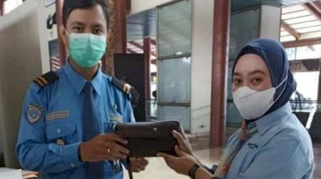 Seorang cleaning service bernama Halimah (36) mengembalikan cek senilai Rp 35,9 miliar milik penumpang yang ia temukan di Terminal 2E Bandara Soekarno-Hatta. 