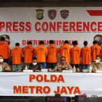 Polda Metro Jaya menggerebek lima kantor pinjaman "online" (pinjol) ilegal selama Oktober 2021 dan menetapkan 13 orang sebagai tersangka dengan perannya masing-masing.