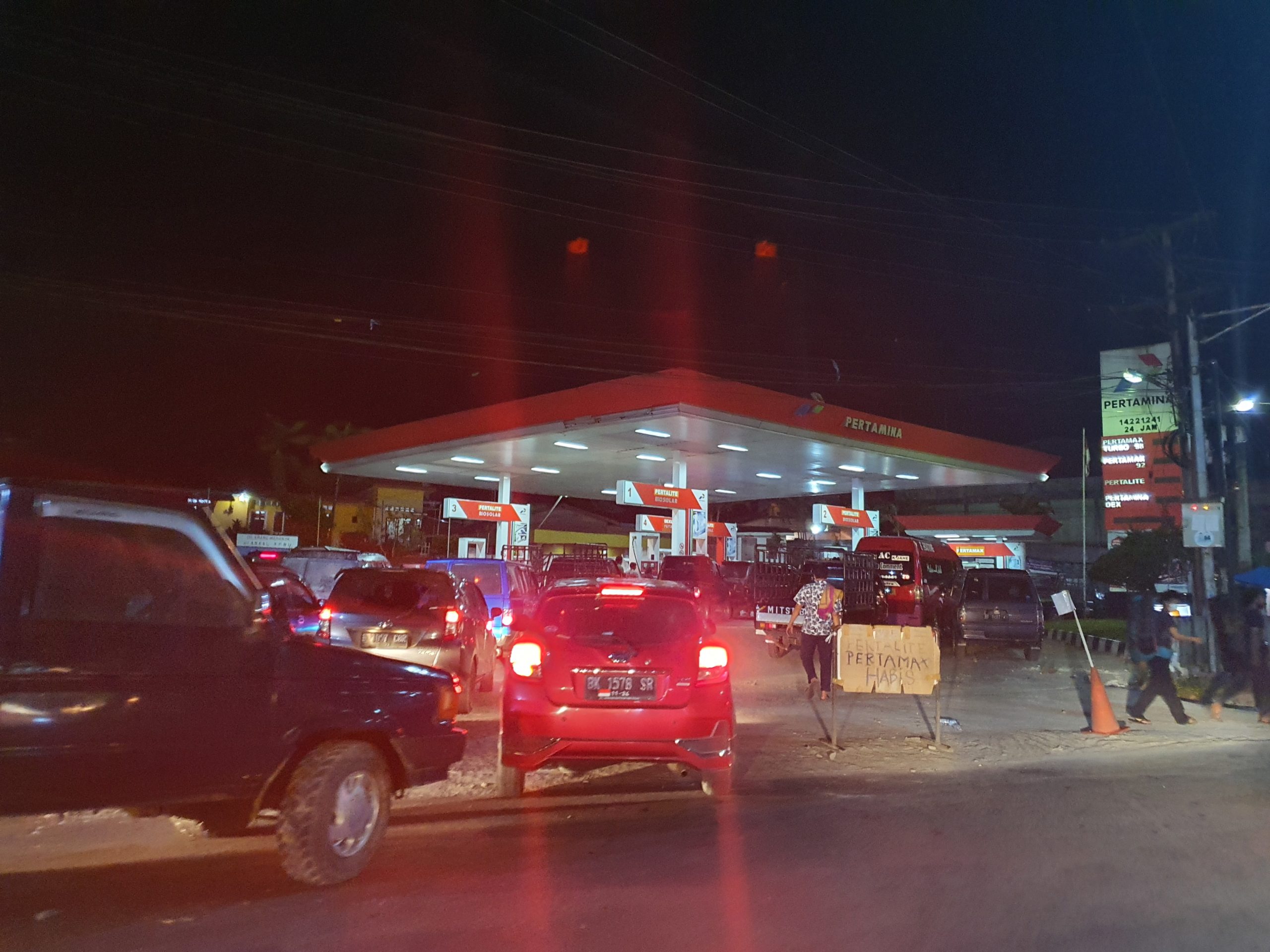 Sudah satu pekan ini terjadi antrean kendaraan yang mengular di beberapa Stasiun Pengisian Bahan Bakar Umum (SPBU) di Kabupaten Karo, karena krisis BBM (Bahan Bakar Minyak)
