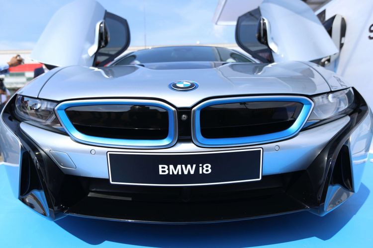 BMW mengumumkan akan mulai memproduksi mobil listrik BMW i4, sekaligus akan menghentikan produksi mobil bermesin bakar konvensional di pabrik utama Muenchen, Jerman, mulai 2024.