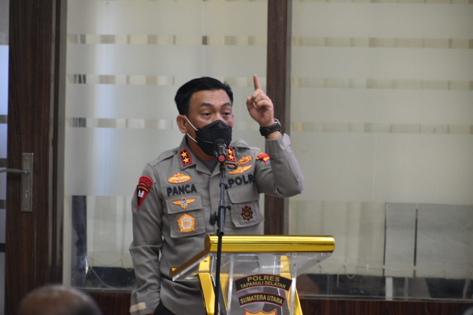 Kapolsek Percut Sei Tuan, Kota Medan, AKP Jan Piter Napitupulu resmi dicopot dari jabatannya buntut penetapan tersangka seorang ibu pedagang sayur korban pemukulan preman, Liti Wari Iman Gea.