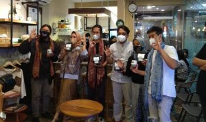 Menyambut hari kopi sedunia yang jatuh setiap tanggal 1 Oktober, founder O'Nee Kopi, Harriny Joelianty dan para barista muda menggelar Bincang Santai tentang Sinergi Kopi dan Batik.