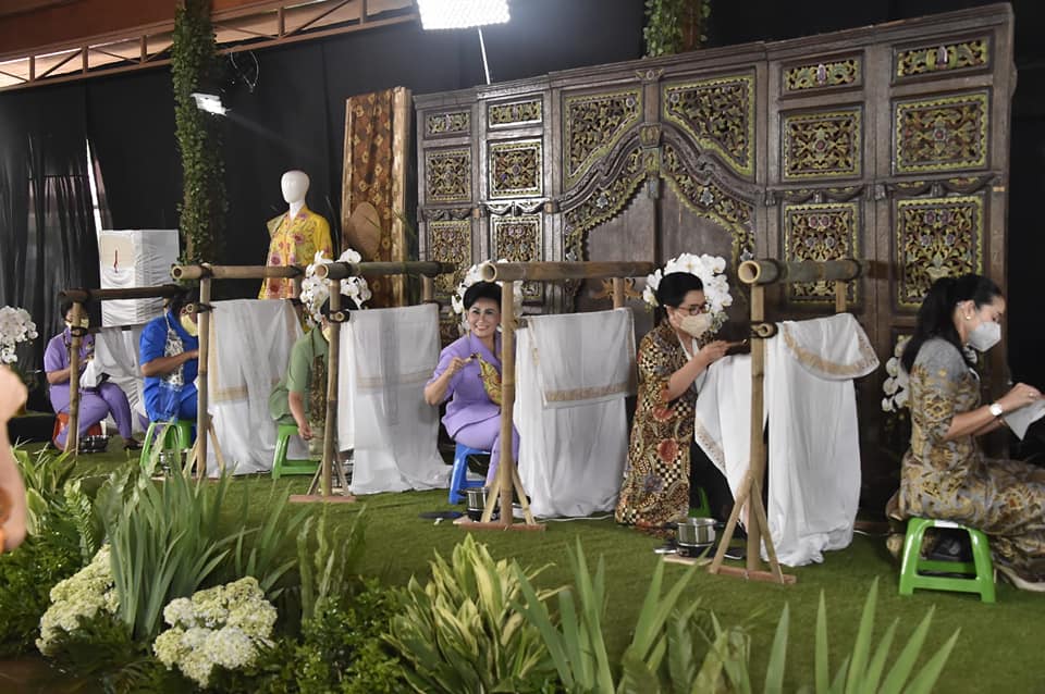 Dalam rangka memperingati Hari Batik Nasional Tahun 2021, Dharma Pertiwi menggelar kegiatan membatik secara serentak di seluruh nusantara, mulai dari Sabang sampai Merauke