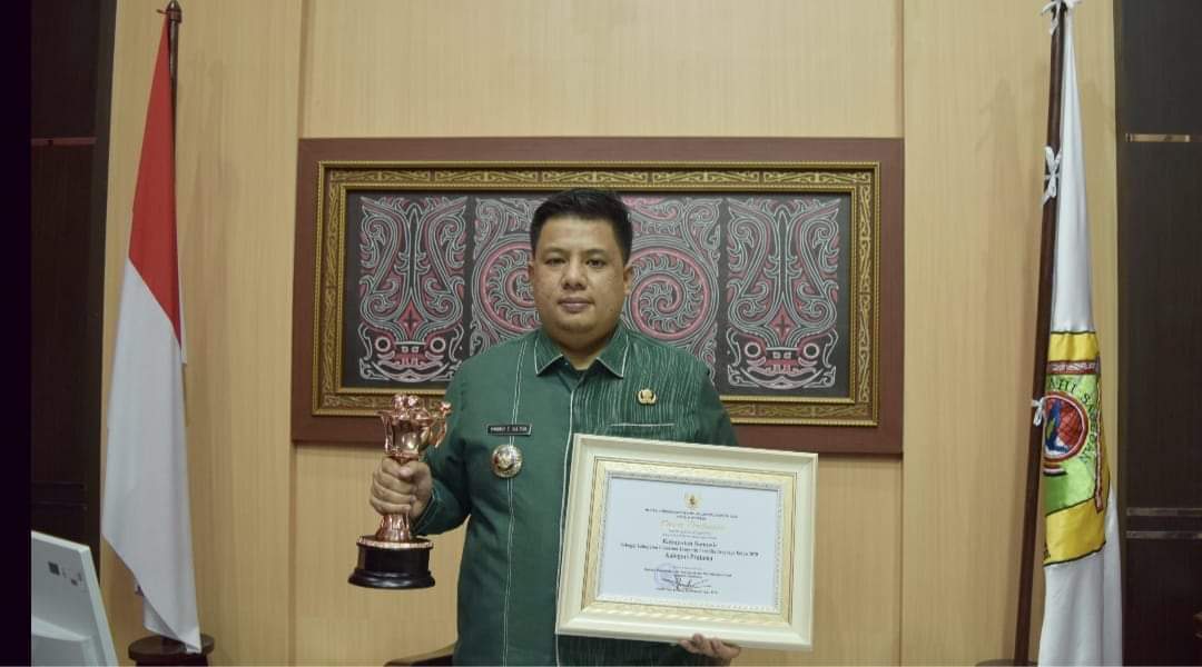 Pemerintah Kabupaten Samosir untuk pertama kalinya meraih penghargaan Anugerah Parahita Ekapraya (APE) Tahun 2021 kategori Tingkat Pratama dari Kementerian Pemberdayaan Perempuan dan Perlindungan Anak Republik Indonesia, Kamis (30/9/2022).