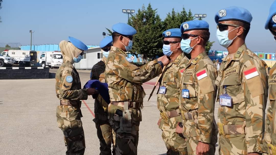 FB_IMG_1633228714953 Sebanyak 104 anggota Kontingen Garuda Satgas Yonmek XXIII-O/UNIFIL yang terdiri dari 1 orang Pamen, 17 orang Perwira Pertama, 8 orang Bintara serta 78 orang Tamtama menerima kenaikan pangkat dalam upacara laporan korps di Lapangan Soekarno Indobatt UNP7-1, Lebanon Selatan, Jumat (1/10/2021).