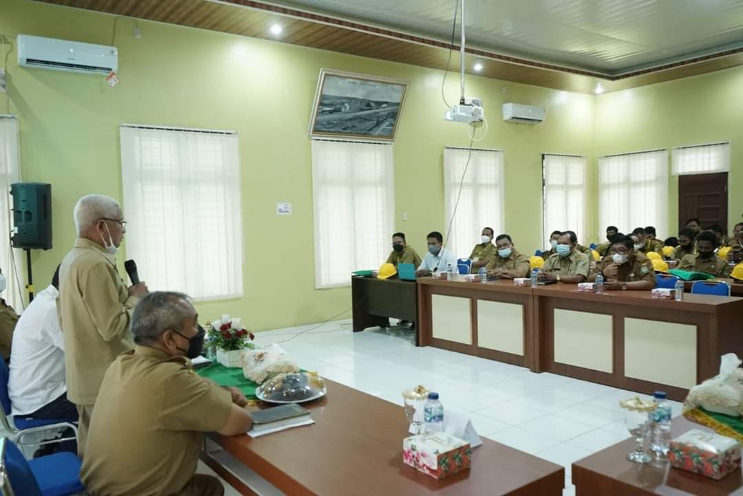 Bupati Asahan H. Surya, BSc didampingi Kepala Balai Jasa Konstruksi Wilayah I Banda Aceh, Taufik Alamsyah, S.Sos (mewakili), OPD terkait Membuka Pelaksanaan Kegiatan Pembekalan dan Fasilitasi Uji Sertifikasi Kompetensi Tenaga Kerja Konstruksi Kerjasama Balai Jasa Konstruksi Wilayah I Banda Aceh dengan Dinas PUPR Kabupaten Asahan, bertempat di Aula Dinas PUPR Kabupaten Asahan, Selasa (05/10/2021).