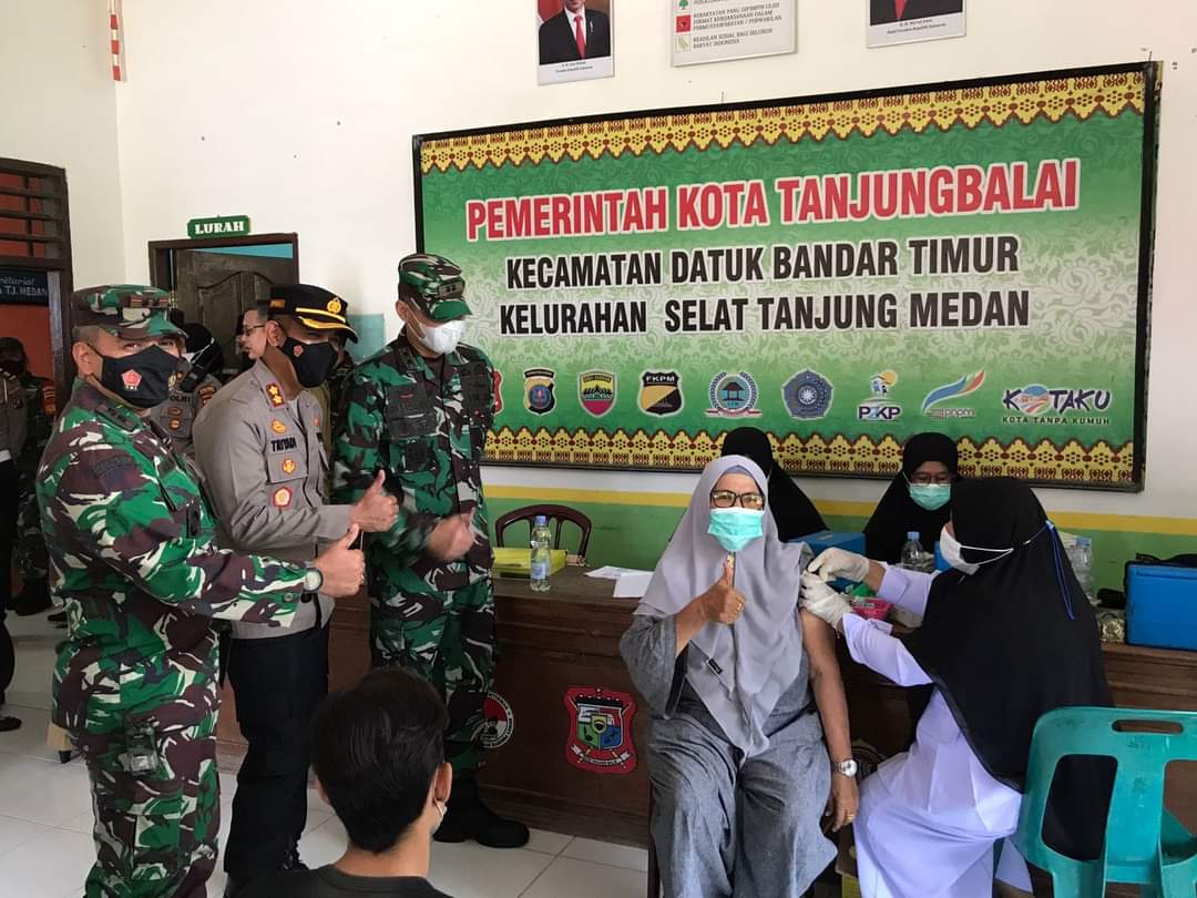 Forum Koordinasi Pimpinan Daerah (Forkopimda) Kota Tanjungbalai meninjau pelaksanaan Vaksinasi Covid-19 massal yang dilaksanakan di dua tempat yakni di Puskesmas Pembantu Bahagia dan di Kantor Lurah Selat Tanjung Medan, Tanjungbalai, Senin (4/10/2021).
